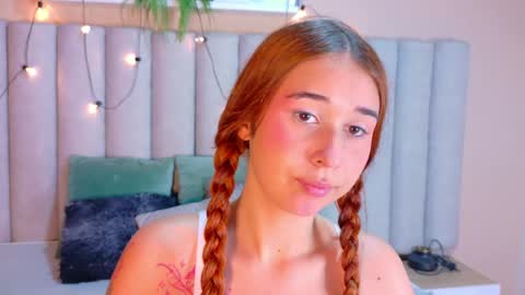 Snapshot of starrmoon__ chatting on June 2, 2026, 2:57 am M O O N online show from June 2, 2026, 2:57 am