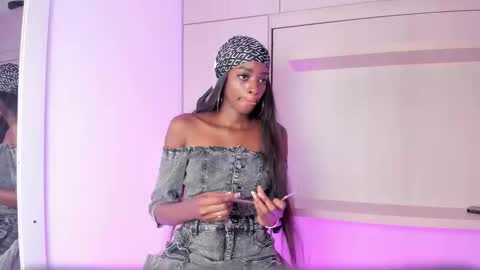 stefannyevans_ online show from March 5, 2026, 1:18 pm