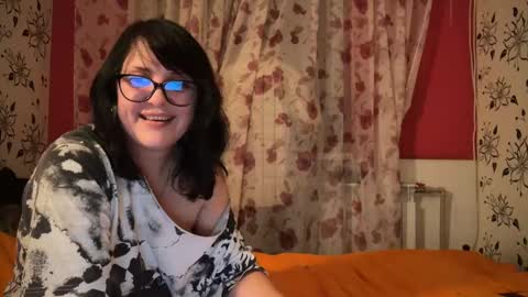 Snapshot of stellarteam chatting on December 4, 2024, 5:55 pm StellarTeam online show from December 4, 2024, 5:55 pm