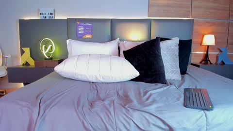 Stone Lee  online show from February 4, 2025, 10:43 am