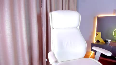 Stone Lee  online show from February 17, 2025, 11:02 am