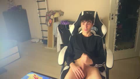Snapshot of stralght_twinks chatting on December 19, 2025, 1:40 pm Ray online show from December 19, 2025, 1:40 pm