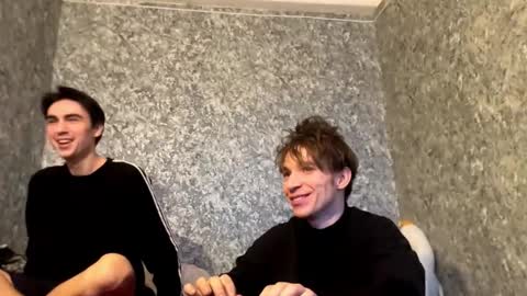 Snapshot of stralght_twinks chatting on December 22, 2025, 11:18 am Ray online show from December 22, 2025, 11:18 am