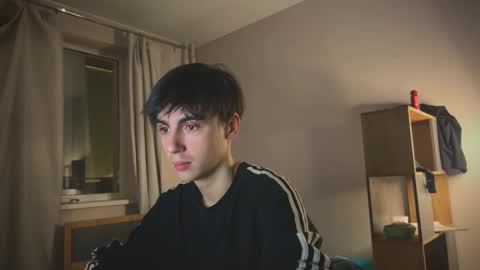 Snapshot of stralght_twinks chatting on February 18, 2026, 9:22 pm Ray online show from February 18, 2026, 9:22 pm