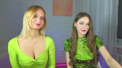 Snapshot of strawberryglow chatting on November 17, 2025, 2:23 pm Alice and Violetta online show from November 17, 2025, 2:23 pm