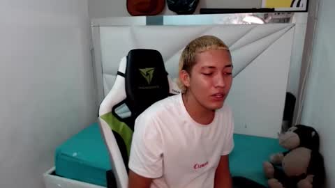 Snapshot of street_poemm_ chatting on February 26, 2026, 4:22 am Street online show from February 26, 2026, 4:22 am