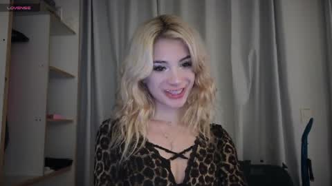 Snapshot of stuirt chatting on April 8, 2026, 9:59 pm Sofa online show from April 8, 2026, 9:59 pm