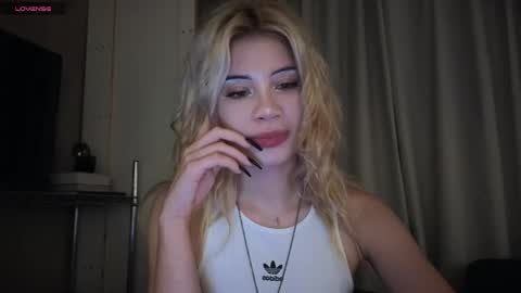 Snapshot of stuirt chatting on April 16, 2026, 12:11 am Sofa online show from April 16, 2026, 12:11 am