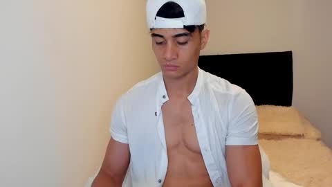 stylish men online show from September 30, 2025, 1:49 pm