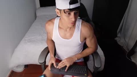stylish men online show from October 13, 2025, 2:06 pm