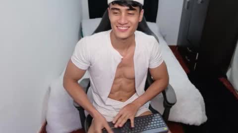 stylish men online show from October 14, 2025, 1:23 pm