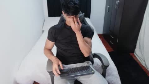 stylish men online show from October 15, 2025, 11:27 pm
