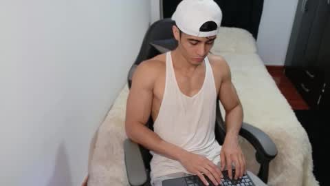 stylish men online show from October 20, 2025, 2:06 pm