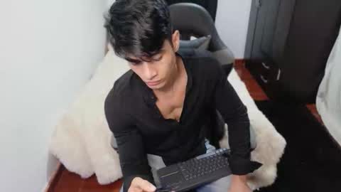stylish men online show from October 21, 2025, 1:34 pm