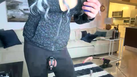 Snapshot of submiss14 chatting on December 16, 2025, 5:01 am Sissy Isabella online show from December 16, 2025, 5:01 am