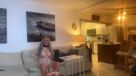 Snapshot of submiss14 chatting on December 18, 2025, 8:53 am Sissy Isabella online show from December 18, 2025, 8:53 am