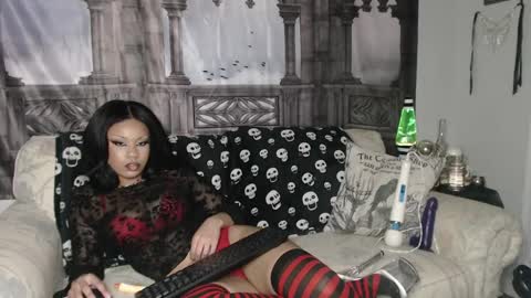 Suede Bones online show from November 18, 2025, 11:15 pm