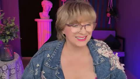 Vivien online show from September 21, 2025, 1:35 pm