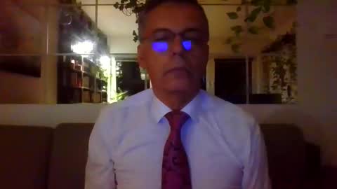 Snapshot of suit_elegant chatting on September 10, 2025, 10:21 pm Suit tie horny online show from September 10, 2025, 10:21 pm