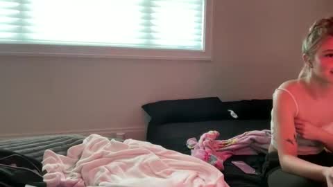 summerclarke2 online show from September 22, 2025, 8:55 pm