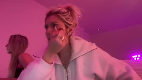 summerclarke2 online show from September 26, 2025, 5:28 pm