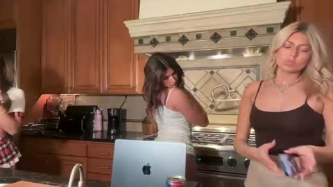 summerclarke2 online show from October 7, 2025, 6:43 am