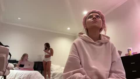 summerclarke2 online show from October 9, 2025, 6:06 pm