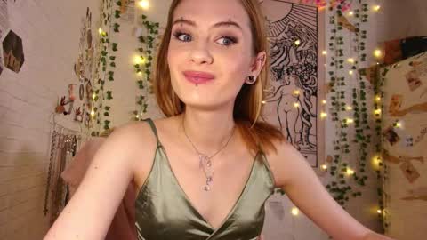 Snapshot of summerhazee chatting on February 15, 2026, 6:37 pm summerhazee online show from February 15, 2026, 6:37 pm