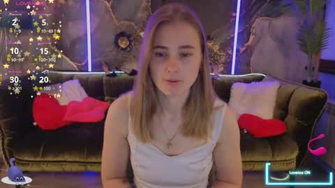Snapshot of sun_kitty_ chatting on September 15, 2025, 6:35 am Alisa online show from September 15, 2025, 6:35 am