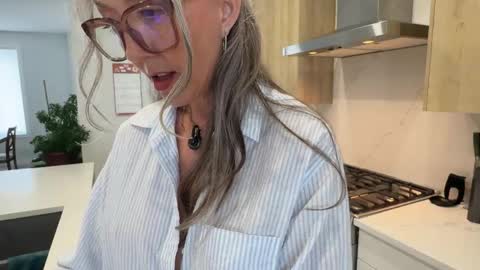 Snapshot of sunnie_dayz chatting on May 5, 2026, 7:00 pm Hi Im Sunnie - Next show Friday August 1 online show from May 5, 2026, 7:00 pm