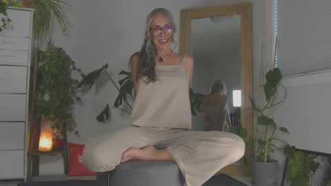 Snapshot of sunnie_dayz chatting on May 8, 2026, 10:26 pm Hi Im Sunnie - Next show Friday August 1 online show from May 8, 2026, 10:26 pm