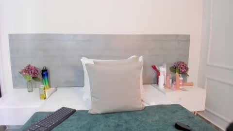 sunnywhitee online show from October 18, 2025, 7:47 pm