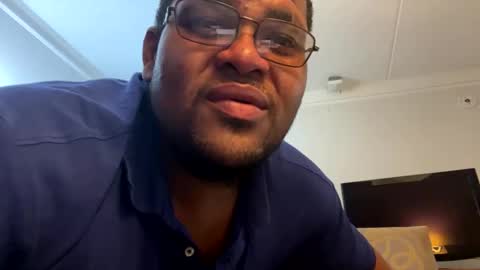 WATCHMEMAKEYOUCUM online show from May 13, 2026, 6:33 am