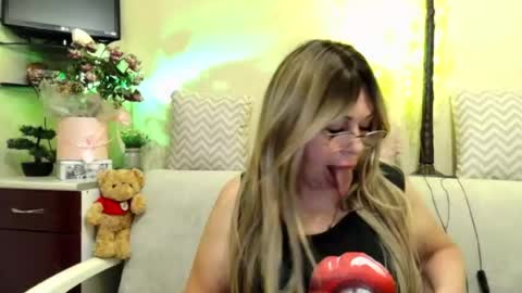 Snapshot of susiexnoreen chatting on June 25, 2026, 12:43 am SusiexNoreen online show from June 25, 2026, 12:43 am