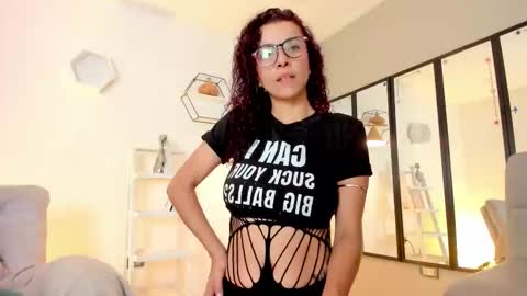 Snapshot of sussankeller_ chatting on October 20, 2025, 4:07 pm Sussan Keller online show from October 20, 2025, 4:07 pm