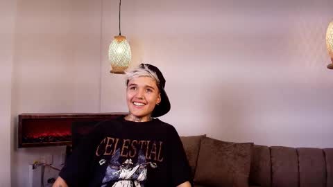 suzuwolf_dim online show from November 12, 2025, 5:19 am