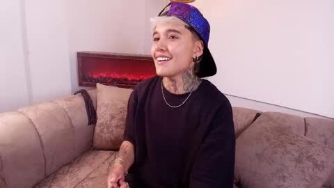 suzuwolf_dim online show from November 13, 2025, 4:55 am