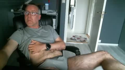 Snapshot of sverige1980 chatting on July 21, 2026, 4:20 pm Tom online show from July 21, 2026, 4:20 pm