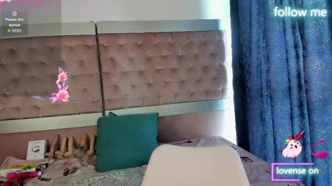  emmili  online show from May 26, 2026, 12:01 pm