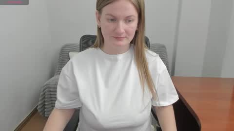 Mila online show from February 4, 2026, 9:42 pm