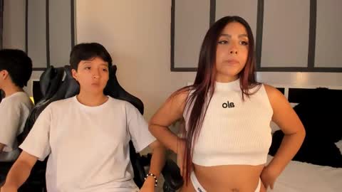 Snapshot of sweetcoupple chatting on September 24, 2025, 3:10 am Eva Short hair girl - Victoria Long red hair online show from September 24, 2025, 3:10 am
