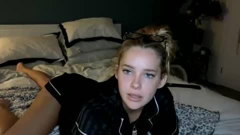 Snapshot of sweetlikedolly chatting on March 4, 2026, 11:22 pm Dolly online show from March 4, 2026, 11:22 pm