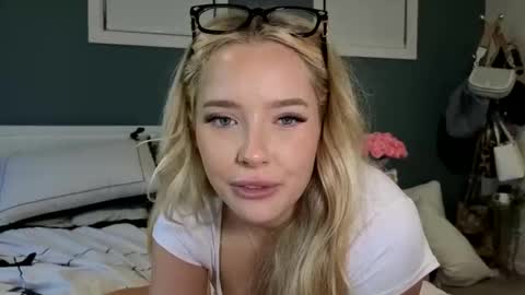 Snapshot of sweetlikedolly chatting on April 3, 2026, 6:33 am Dolly online show from April 3, 2026, 6:33 am