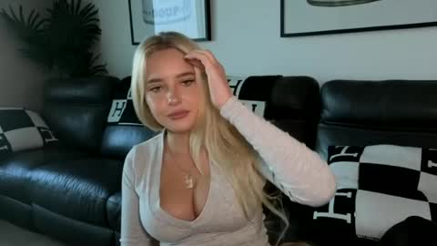 Snapshot of sweetlikedolly chatting on June 23, 2026, 6:33 am Dolly online show from June 23, 2026, 6:33 am