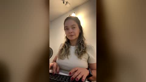 Snapshot of sweetmom1 chatting on April 29, 2026, 9:43 pm Monic online show from April 29, 2026, 9:43 pm