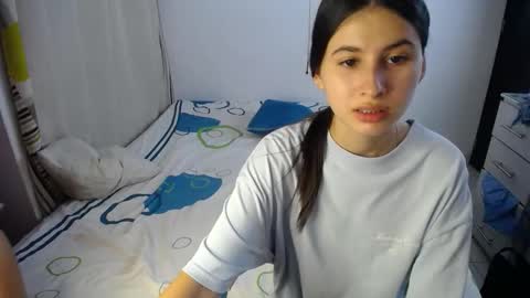 Snapshot of sweetpink1_ chatting on October 4, 2025, 4:32 am Caro Lily online show from October 4, 2025, 4:32 am