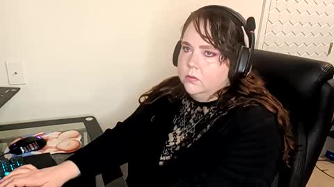 ruby and scarlet online show from November 6, 2025, 10:27 am