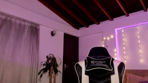 Cat independent model  online show from December 12, 2024, 5:42 am