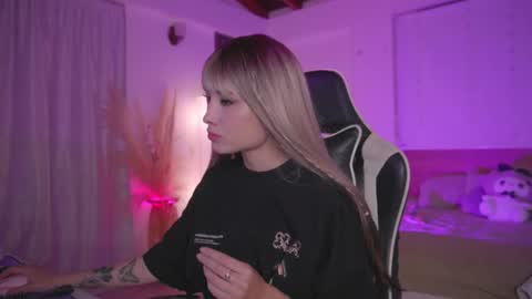 Cat independent model  online show from March 2, 2025, 7:32 am