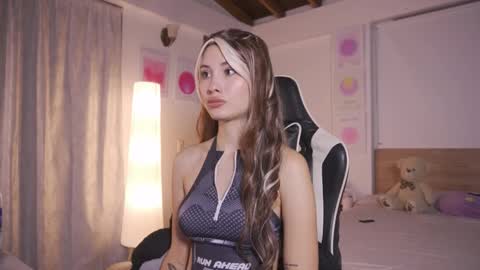 Cat independent model  online show from November 28, 2025, 1:41 am